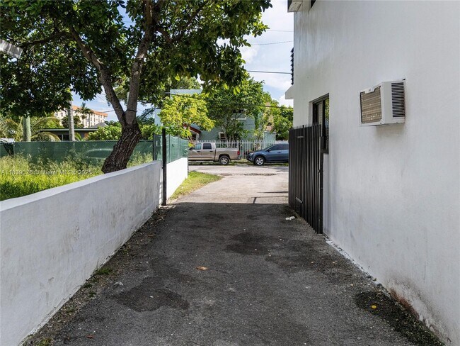 Foto del edificio - 131 NE 77th St