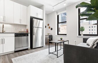 Building Photo - 331 S Wells St