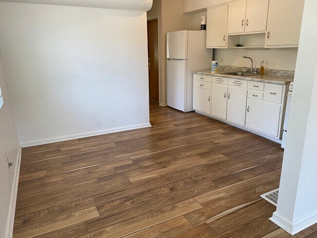 Foto del edificio - 2200 W Schantz Ave