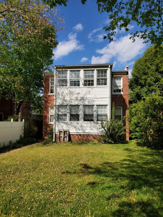 Building Photo - 3111 Stuart Ave