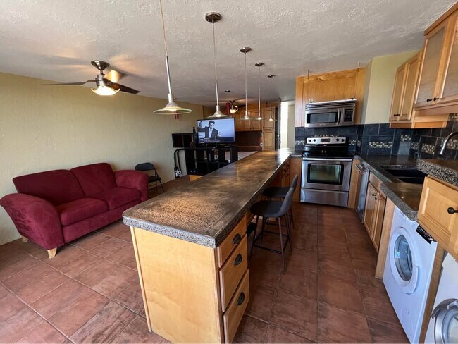 Cocina completa con barra comedor - 1630 Liholiho St