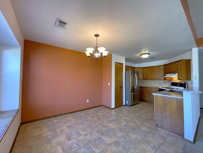 Building Photo - Welcome to this charming 3-bedroom, 1-bath...
