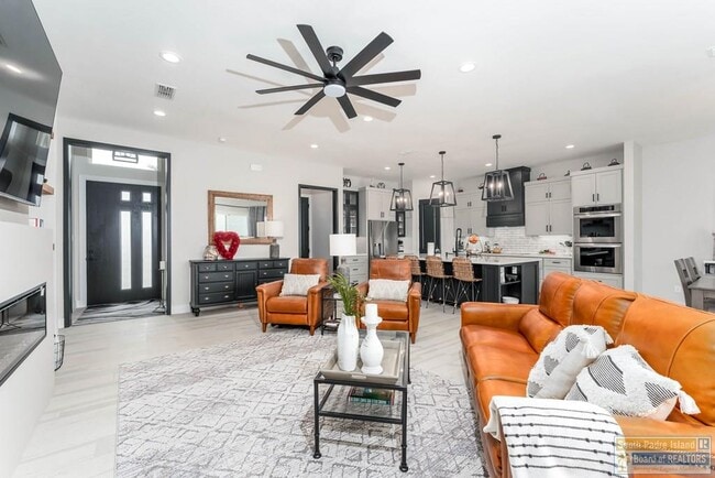 Building Photo - 100 Torrey Pines Dr