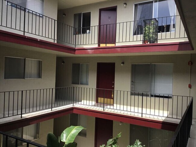 Building Photo - Awesome 2 Bed / 1 Bath South Berkeley Apar...