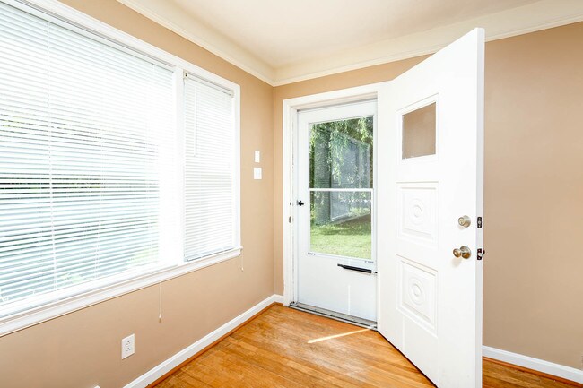 Building Photo - 1773 Harrodsburg Rd