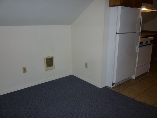 Building Photo - 824 NW Newport Ave