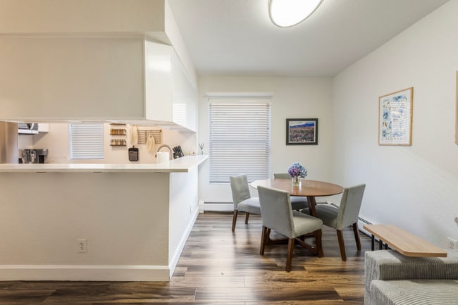 Foto del edificio - 1629 N Clarkson St