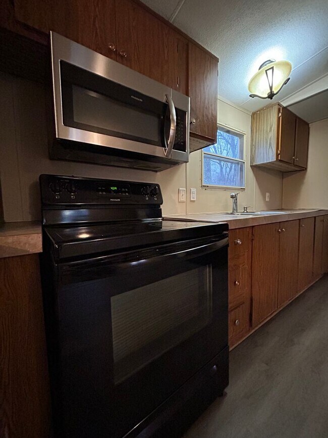 Building Photo - 3 Bedroom Mobile Home