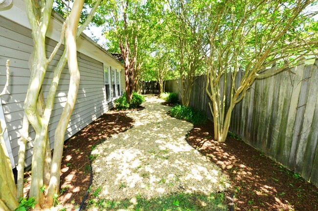 Building Photo - Lakefront Ranch in Virginia Beach!