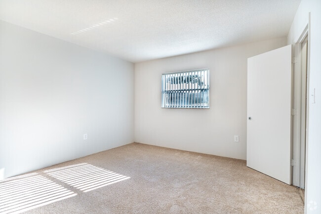 1BR, 1BA - 720SF - Bedroom - Lindru Gardens