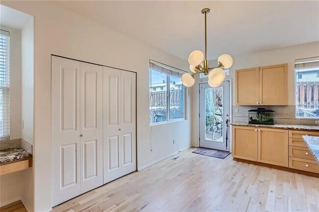 Foto del edificio - Stunning 4-bedroom, 3-bathroom house locat...