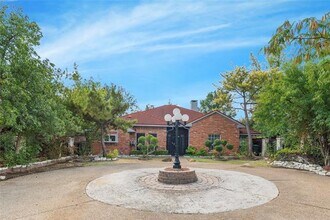 Building Photo - 3024 Encino Dr