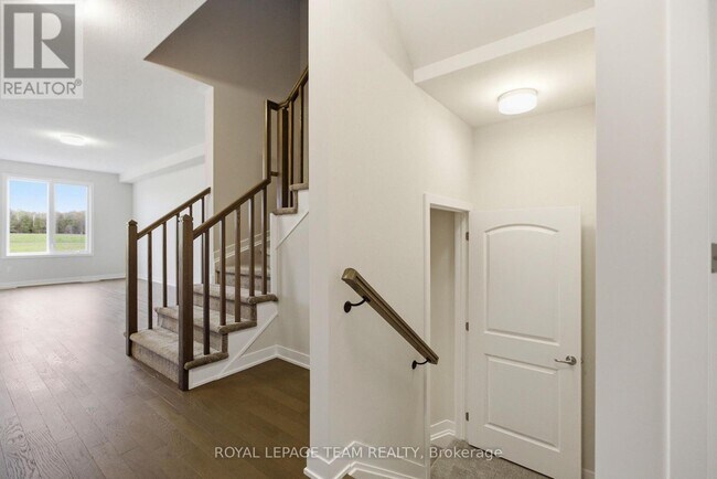 Building Photo - 984 De Pencier Dr