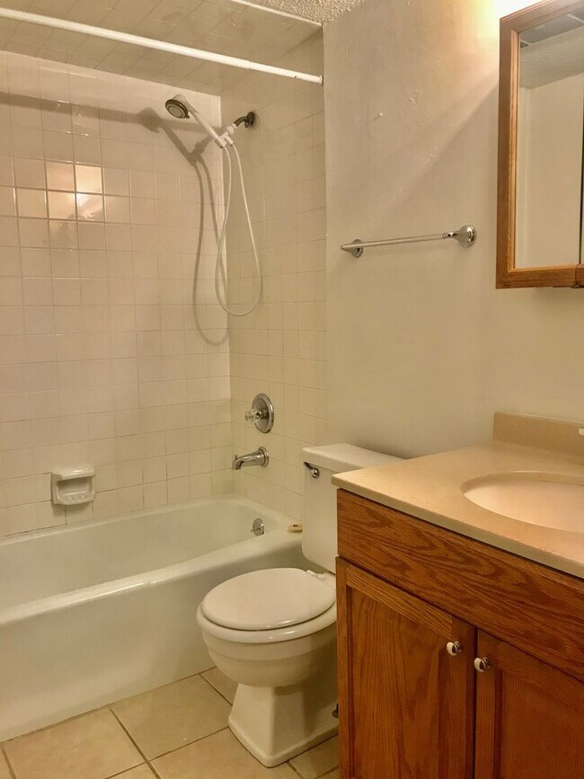 Building Photo - 2 bedroom near Catoosa!!