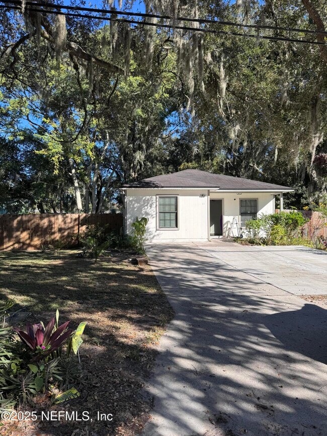 Building Photo - 241 Pecan St