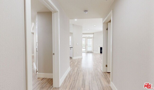 Foto del edificio - 6240 W 3rd St