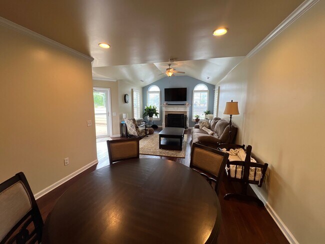 Foto del edificio - *$250 Off First Month's Rent!* Beautiful G...