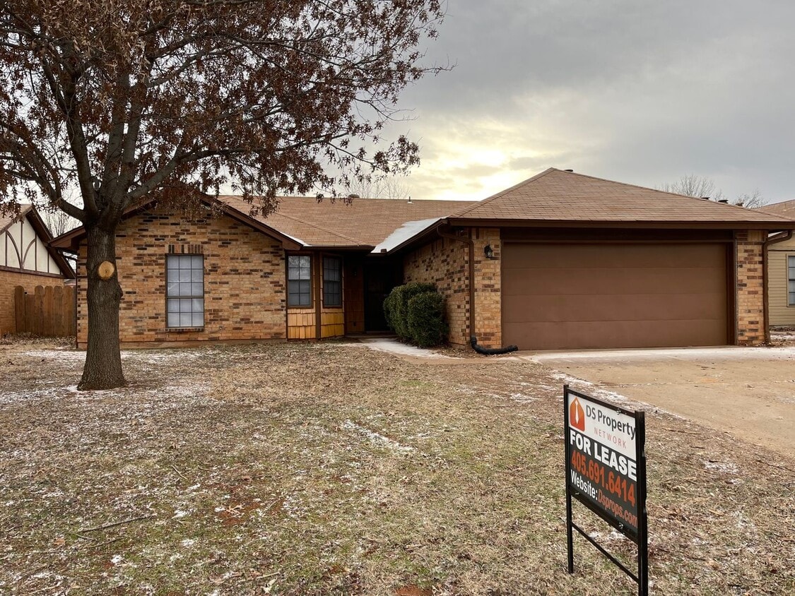 3 bedroom home for rent in Edmond near W 15th Street and Santa Fe! 2 baths, 2 car garage + fence... - 3 bedroom home for rent in Edmond near W 15th Street and Santa Fe!  2 baths, 2 car garage + fence...
