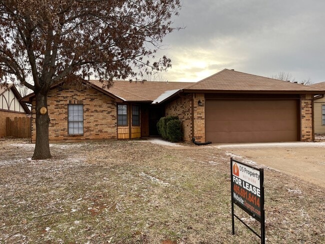 3 bedroom home for rent in Edmond near W 15th Street and Santa Fe! 2 baths, 2 car garage + fence... - 3 bedroom home for rent in Edmond near W 15th Street and Santa Fe!  2 baths, 2 car garage + fence...