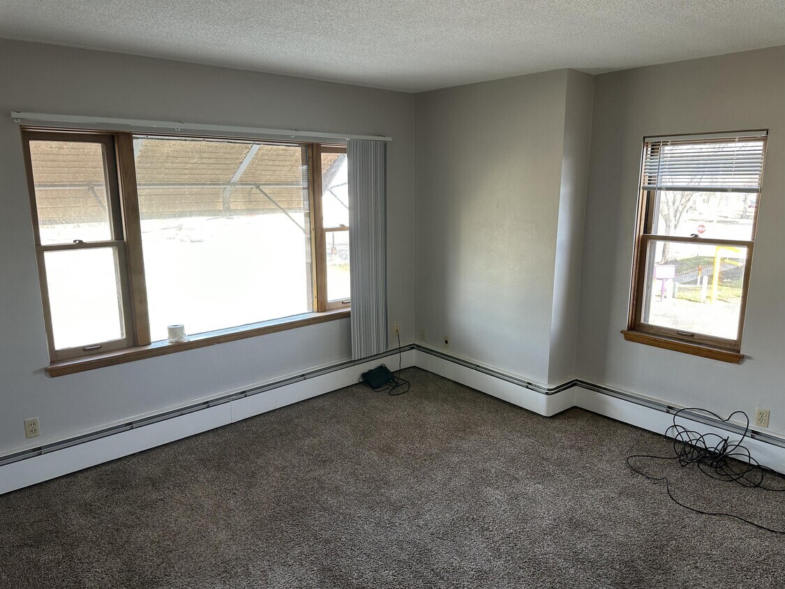 404 7th St S Unit 12, Moorhead, MN 56560 Room for Rent in Moorhead