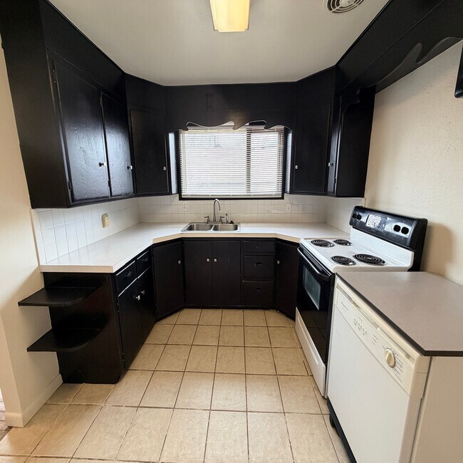 Building Photo - 1525 6th St