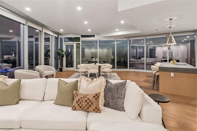 Building Photo - 600 Guadalupe St