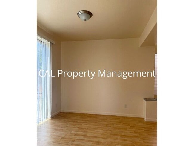 Foto del edificio - Stunning 5-Bedroom, 3-Bathroom Home with Fireplace & 2-Car Garage