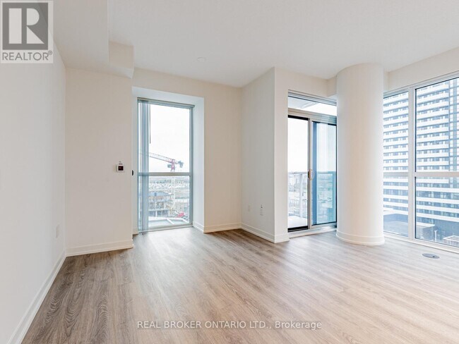 Photo du bâtiment - 8 Interchange Wy