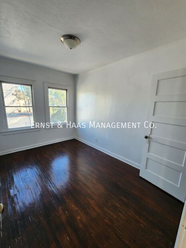 Foto del edificio - 528 N Kenmore Ave