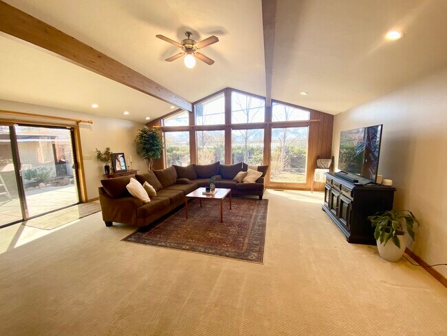 Foto del edificio - 930 Hillcrest Dr