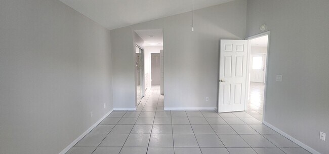 Building Photo - BEAUTIFUL 2/2 IN CATALINA OAKS- VERO BEACH