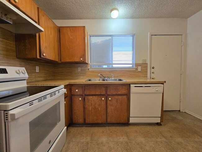 Building Photo - SECTION 8 ACCEPTED - WATER INCLUDED - AVAI...