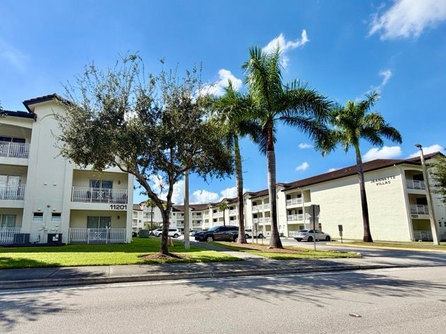 Foto principal - 11201 NW 89th St