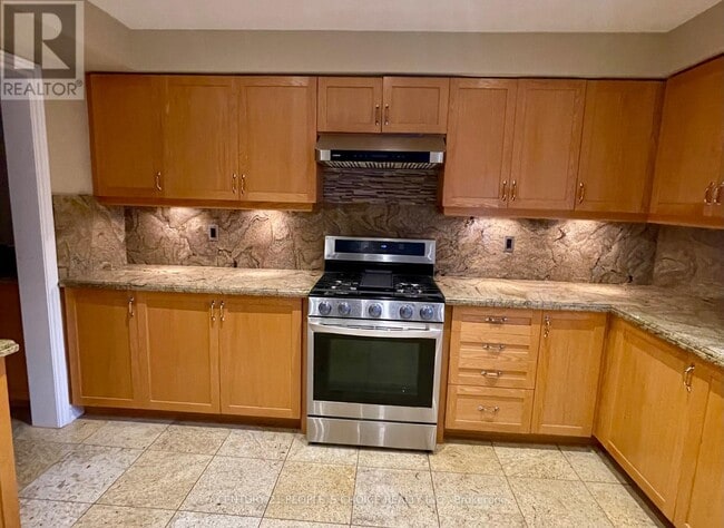 Building Photo - 215 Edenbrook Hill Dr