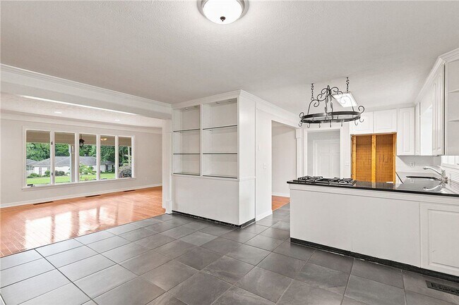 Foto del edificio - Renovated House With A Pool Available in S...