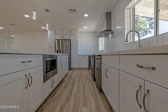 Building Photo - 3035 E Heatherbrae Dr