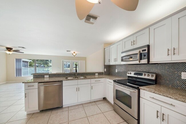Building Photo - 1132 W Lakes Dr