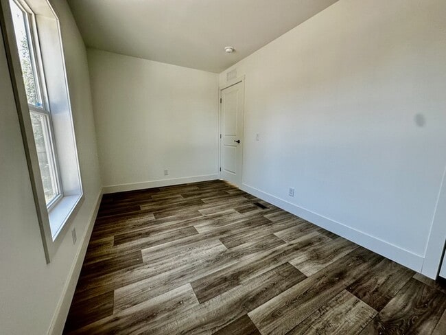 Building Photo - 29 Hartland St N