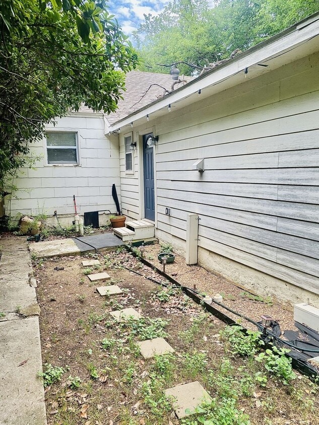 Building Photo - 3932 Locke Ave