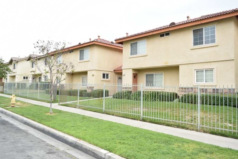 Primary Photo - 213 N Spruce Ave