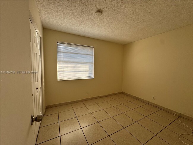 Foto del edificio - 1024 Twin Lakes Dr
