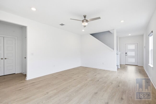 Foto del edificio - 10925 Tildon Ave