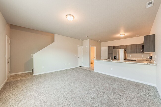 Foto del edificio - STYLISH 3-BEDROOM TOWNHOME w/ A/C **LIKE N...
