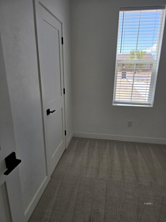 Foto del edificio - 4184 W 11th St