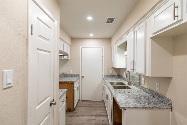 Foto del edificio - 15 Capewood Ct