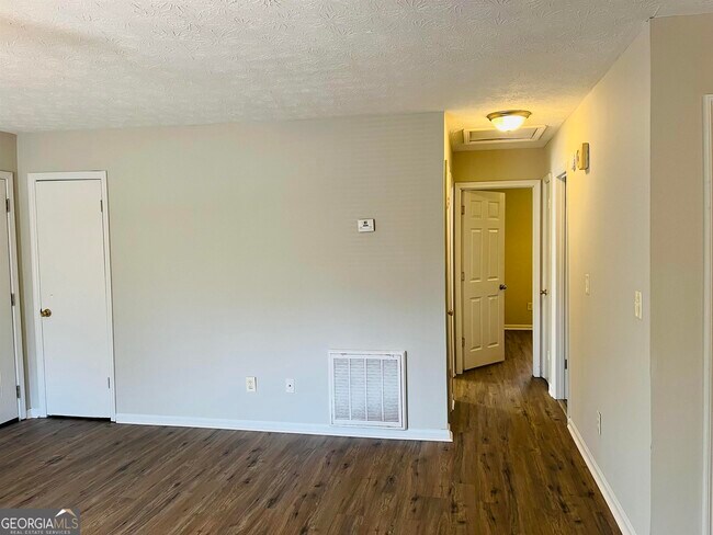 Building Photo - 7128 Greenway Cove SW