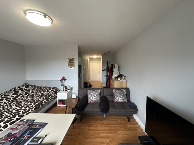 Building Photo - 35 Glencoe St