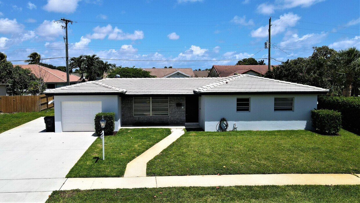 Primary Photo - 2449 Edgewater Dr