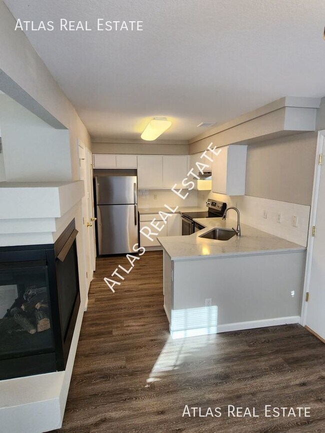 Building Photo - Pristine 3 bed 2 bath home located in Gree...