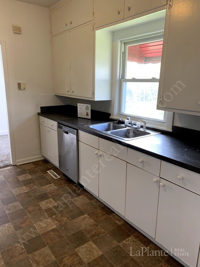 Building Photo - Welcome to this charming 2 bedroom, 1 bath...